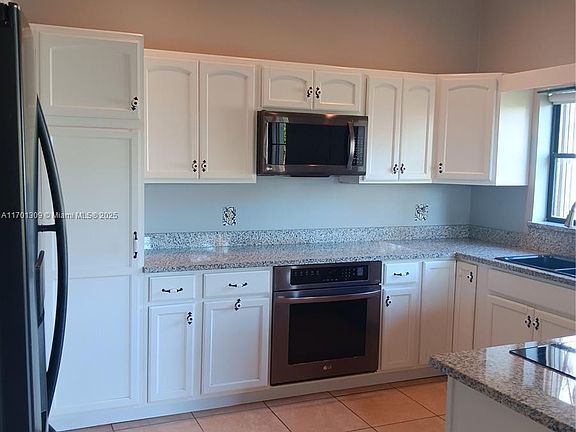 4th image of 1315 SE Floresta Dr