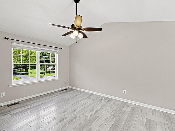 3rd image of 29 Breezy Hill Dr