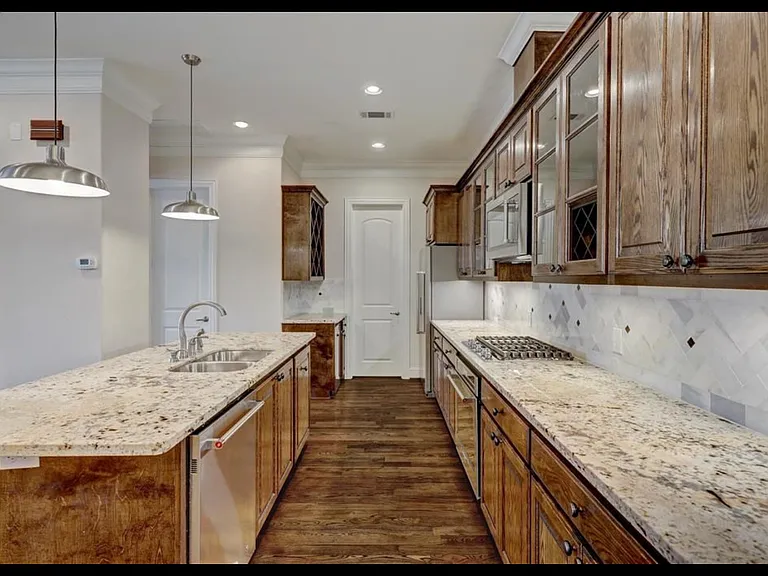 2401 Radcliffe St — Photo 4
