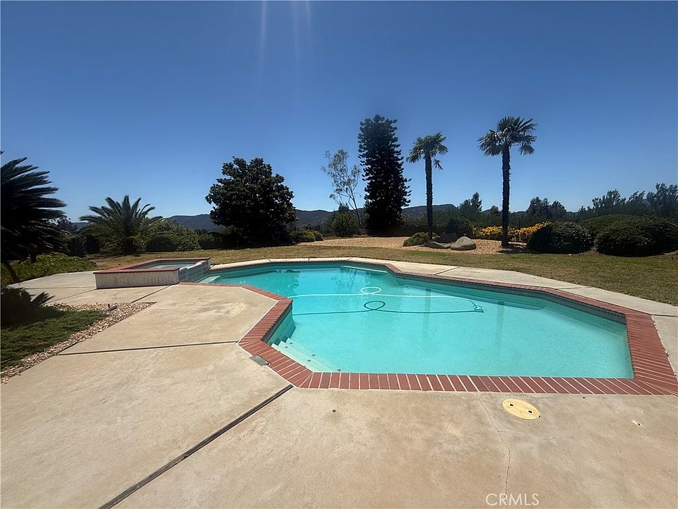 2nd image of 2415 Eucalyptus Ave
