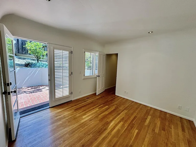 930 Skyline Dr — Photo 7