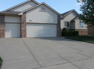 8714 W Oak Ridge Cir, Wichita, KS 67205