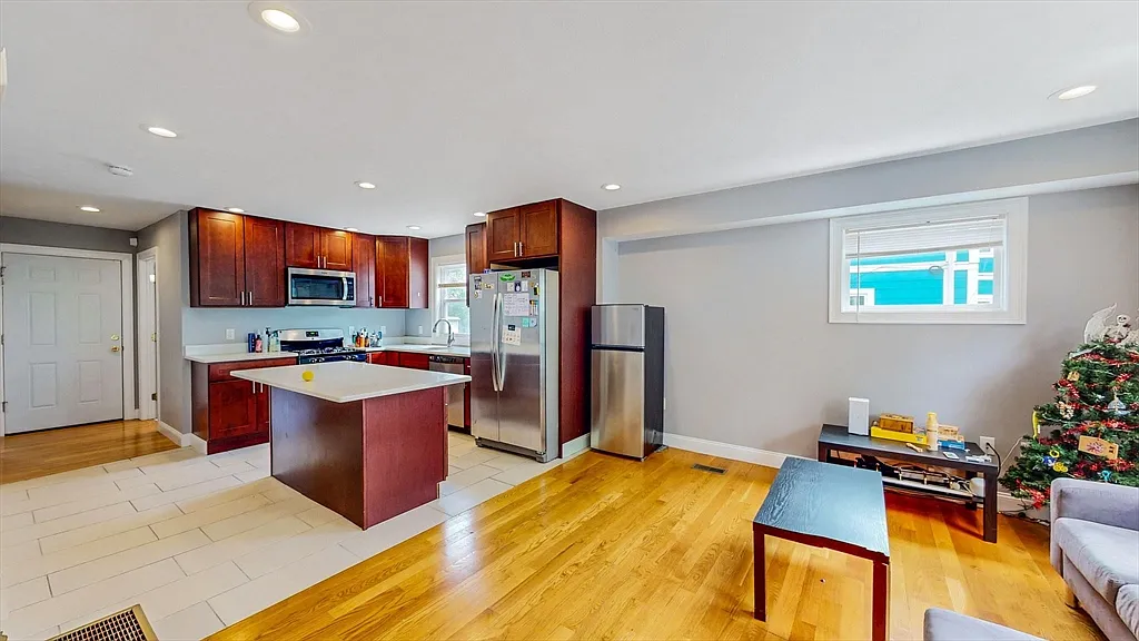 5 bed, 3.0 bath, 1400 sqft, $5,100 — Photo 2