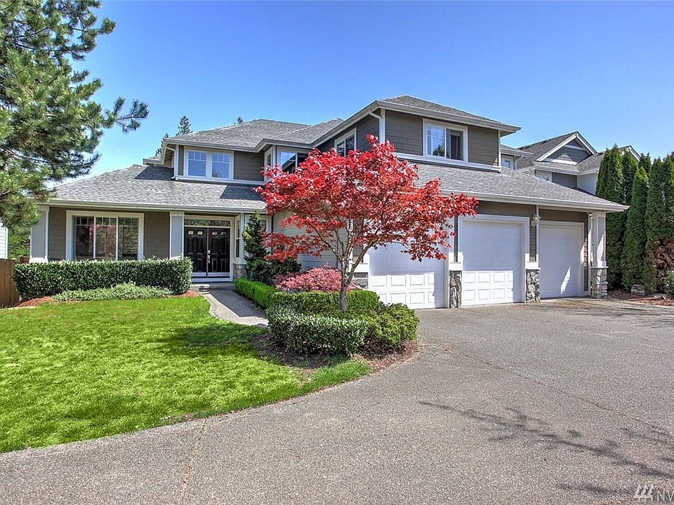 Welcome home to The Parks, one of Fairwood's finest neighborhoods. This home is sure to please with 9' ceilings and beautiful updates throughout. Delight in new engineered hardwood floors and high-end carpets. The kitchen featuring beautiful granite counters and newer stainless steel appliances is open to the family room and warmed by a stack stone gas fireplace. Your guests will love the large dining room with views onto a lovely greenbelt. An office on the main floor can be a 5th bedroom with an adjoining 3/4 bath. A spacious master suite, 3 guest rooms and a large bonus room make up the second floor. 