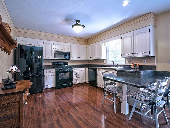 3rd image of 60427 Nottingham Ln
