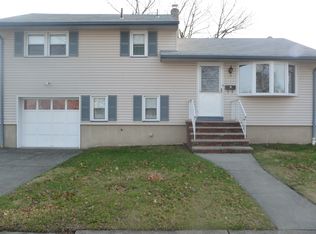 8 James Ct, Elmwood Park, NJ 07407