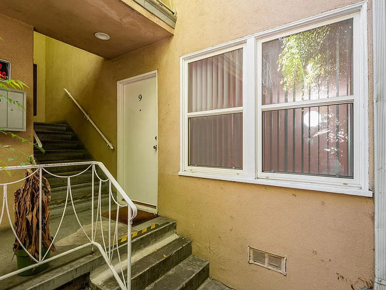 2001 N Beachwood Dr — Photo 12