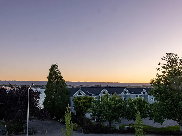 1708 SE Columbia River Dr — Photo 3