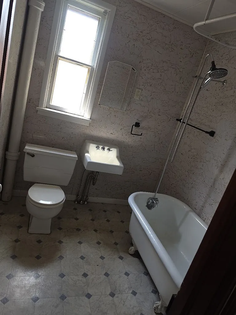 3 bedroom 2 bath — Photo 2