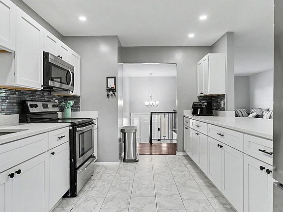 3rd image of 9012 Cameron Ct