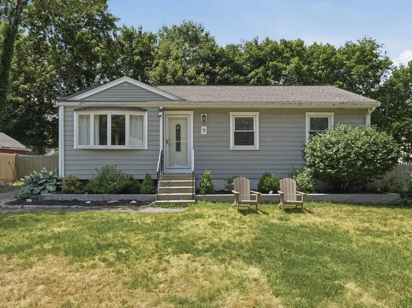 3 Carol Ln, Medway, MA 02053