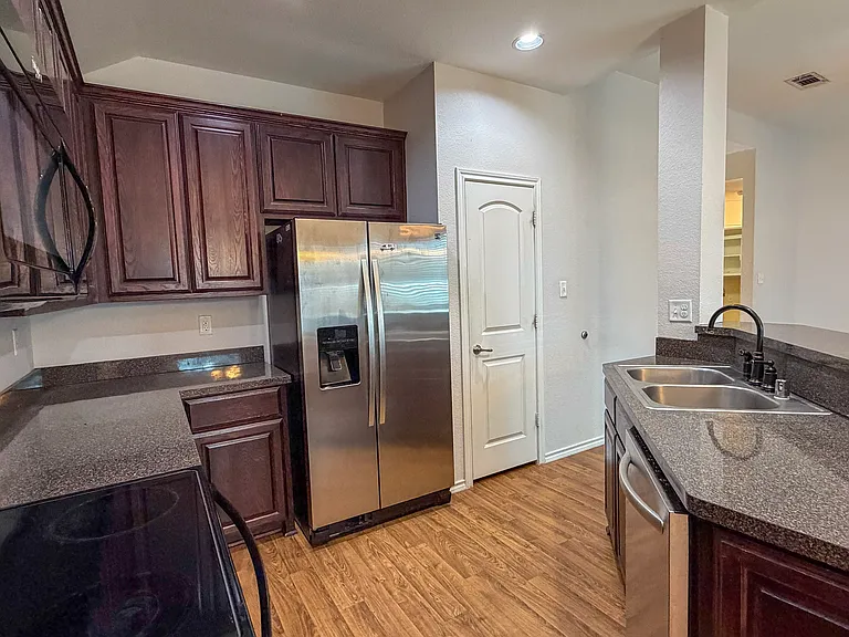 2151 Oakridge Dr — Photo 7
