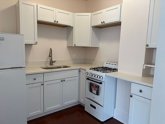 2nd image of 5309 N Winthrop Ave APT 215