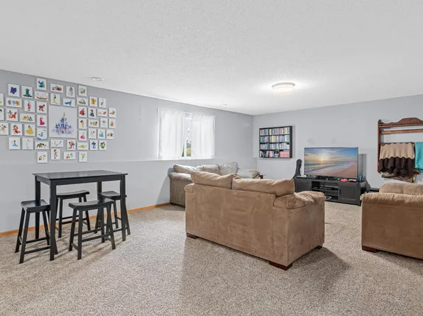 4689 Heritage Pkwy N, Hugo, MN 55038