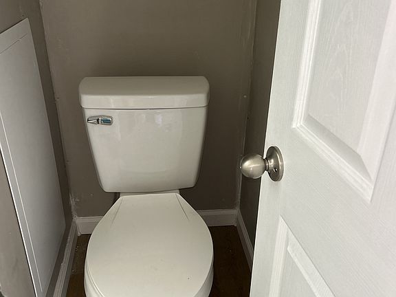 3rd image of 613 Spring St