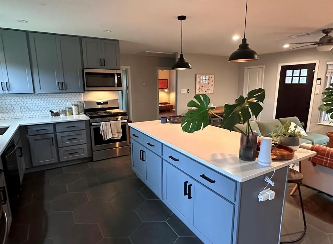 3 bed, 1142 sqft, $2,400 — Photo 4