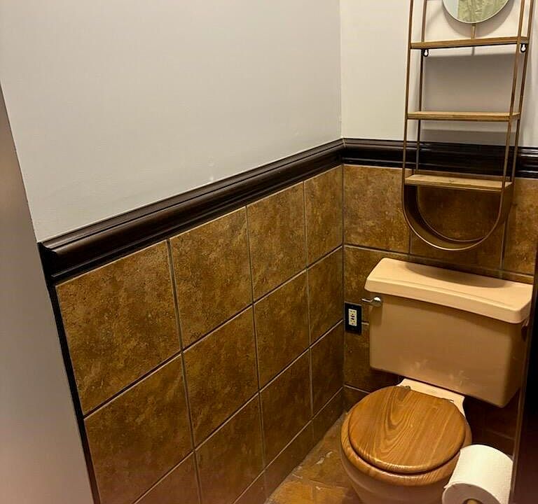 19th image of 341 N Oak St
