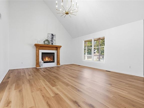 5th image of 205 N Highland Dr