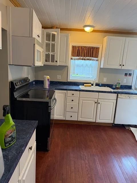 3 bed, 1.5 bath, $1,950 — Photo 3