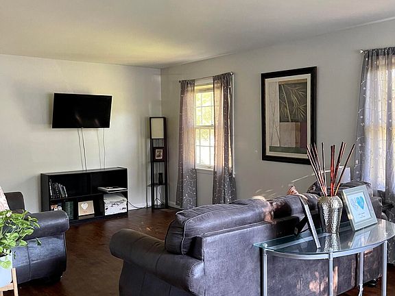 4th image of 72 N Archer St