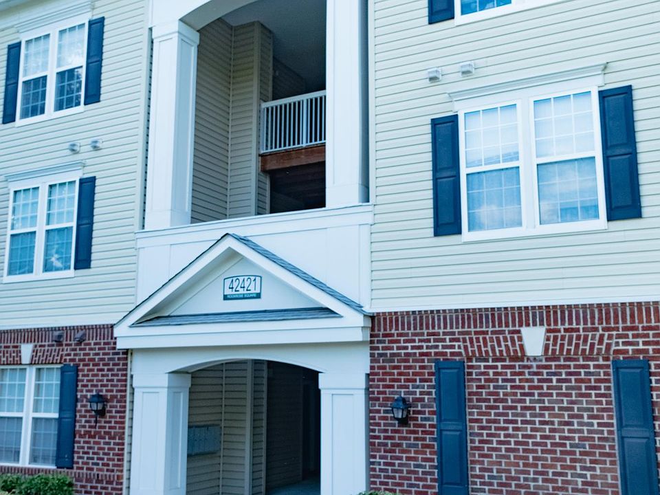 Welcome to 42421 Rockrose Sq. Unit 303, Brambleton, VA in Summerfield. This is a premier community!