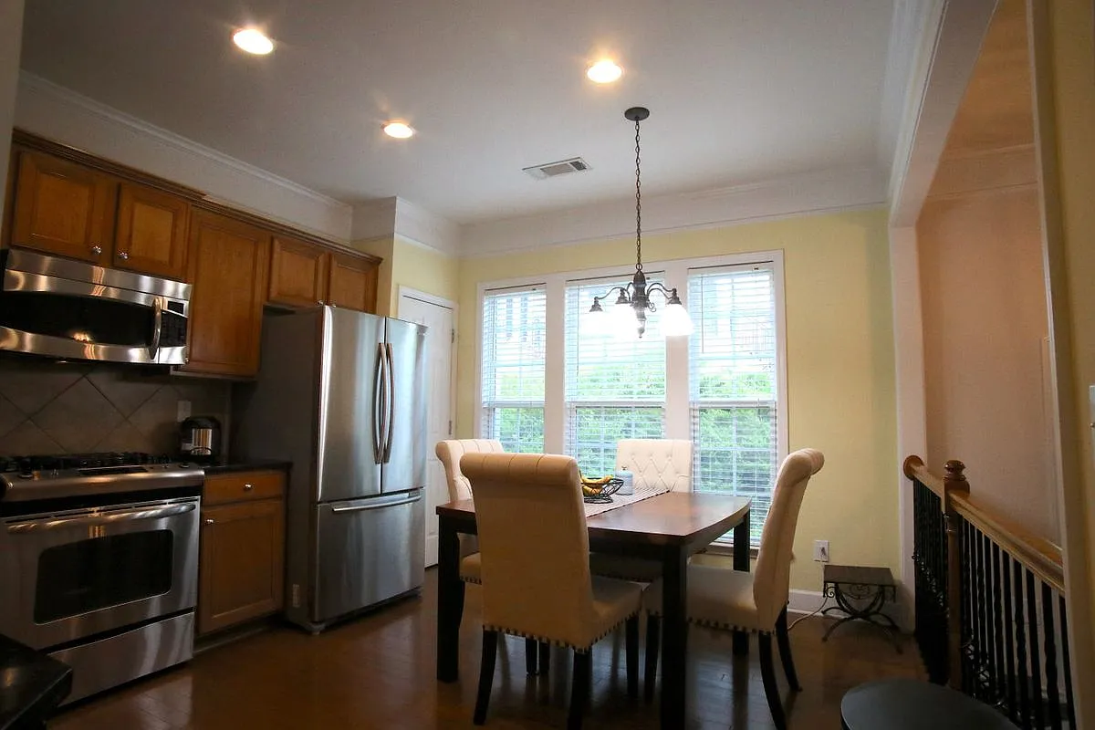 3 bed, 3.5 bath, 1869 sqft, $2,950 — Photo 2