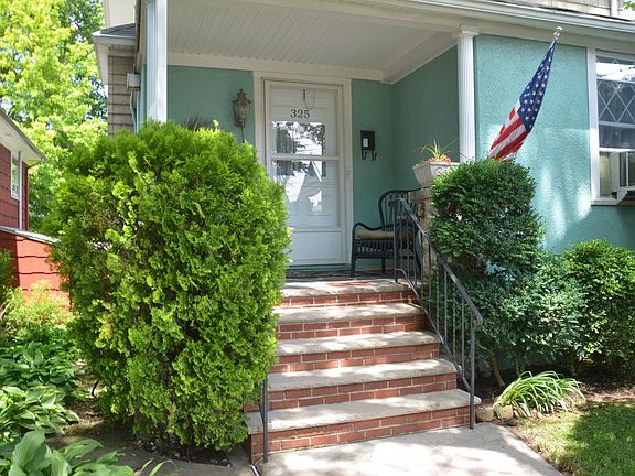 5th image of 325 Stanley Ave