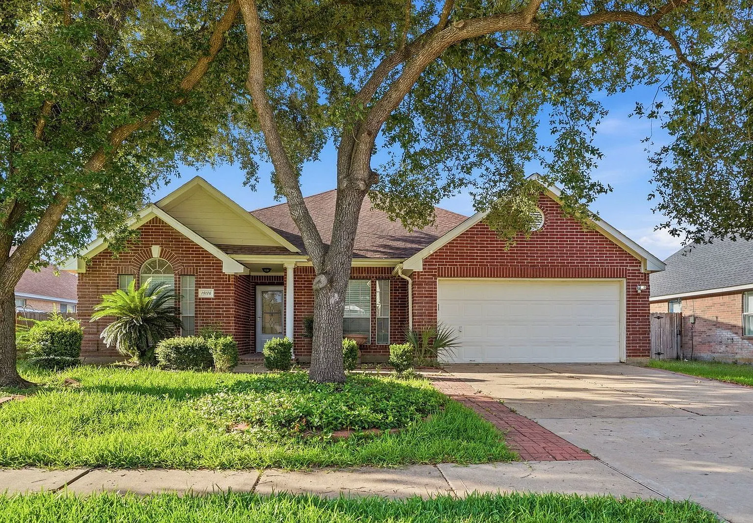 3 bed, 2.0 bath, 2294 sqft, $2,100 — Photo 1