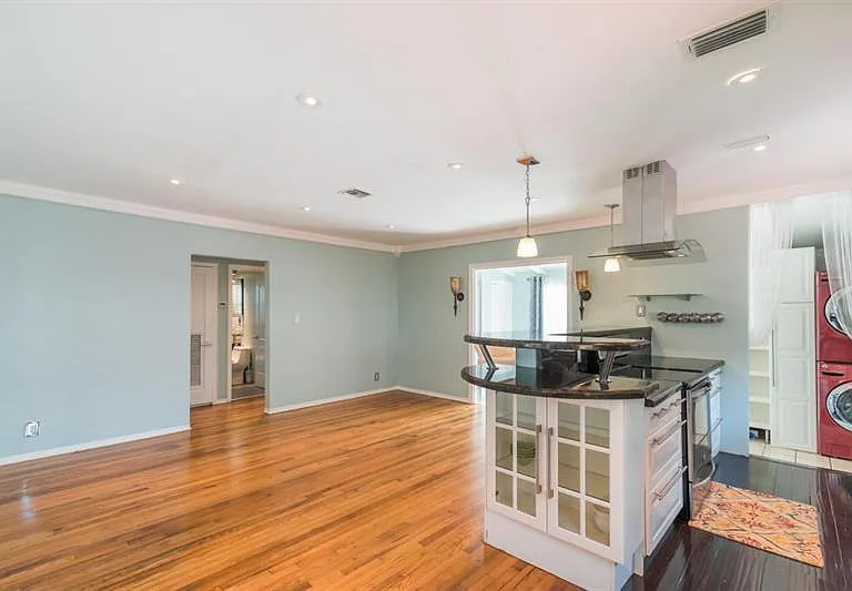 415 NE 8th Ave — Photo 4