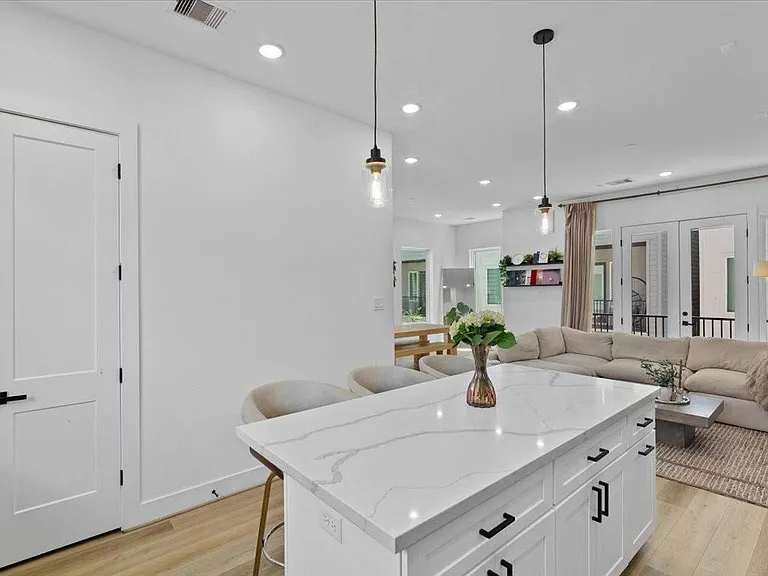 3026 Live Oak St — Photo 7