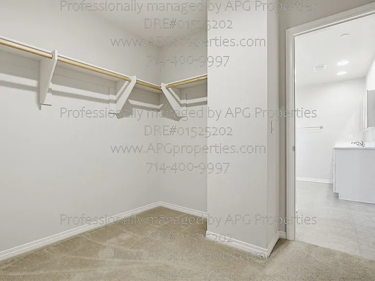 139 Thompson Ave — Photo 35