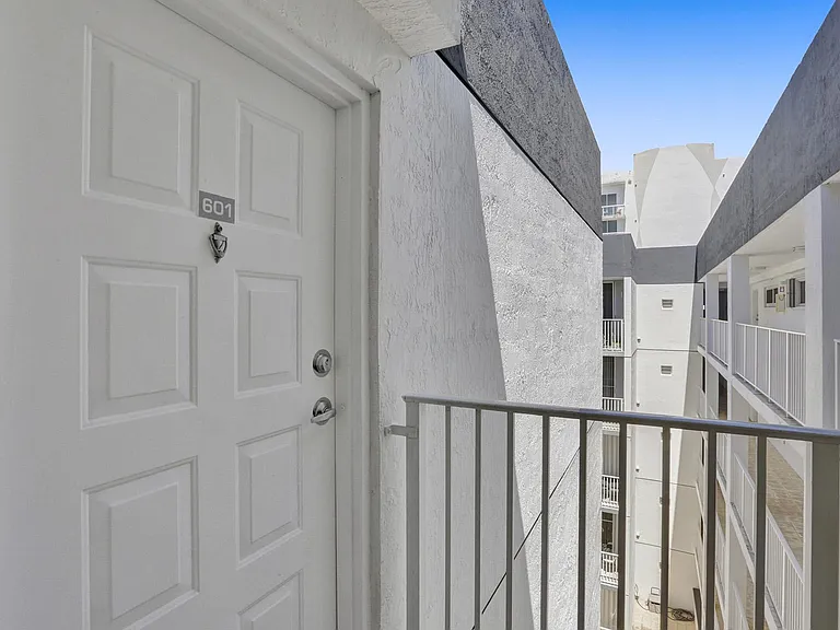 126 SW 17th Rd #601 — Photo 11