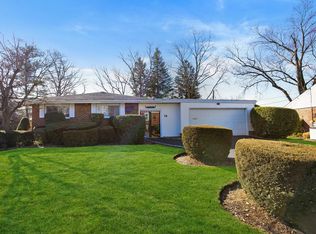 16 Toni Ct, Plainview, NY 11803