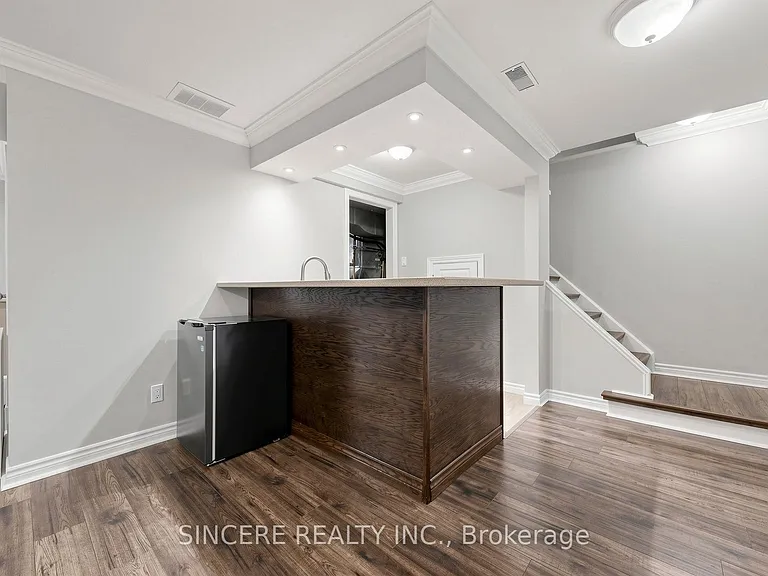 592 Canewood Cres — Photo 35