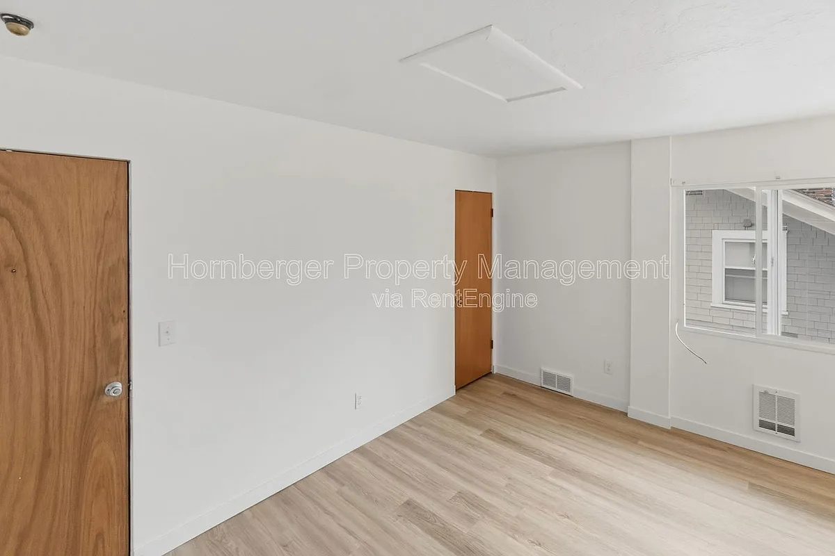 Building Photo - 904 W 9th Ave #6