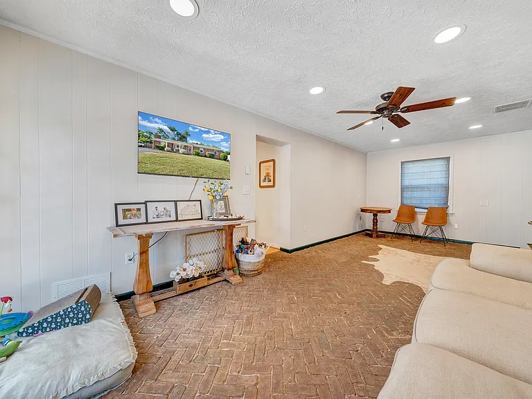 621 Aragona Dr — Photo 31