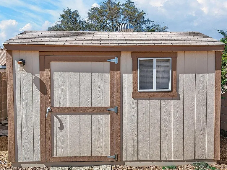1948 E Carla Vista Dr — Photo 5