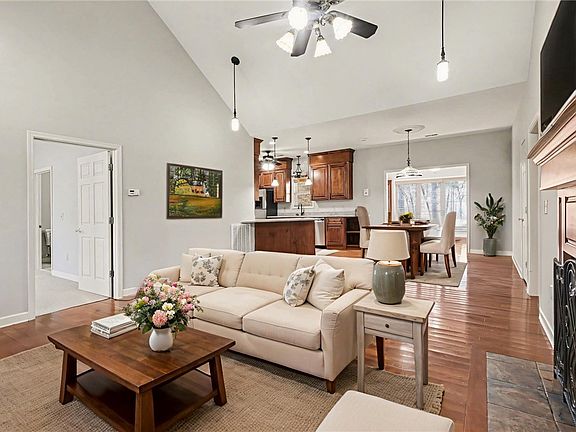 5th image of 109 Oak Crest Cir