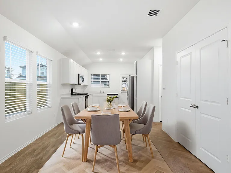 306 Constanza Trl — Photo 5