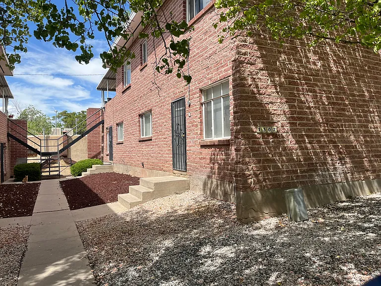Spacious, Updated 1 Bedroom just 4 Blocks West of UNM — Photo 11