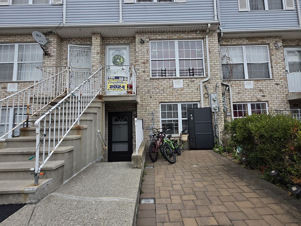 1st image of 216 Pond Way #1