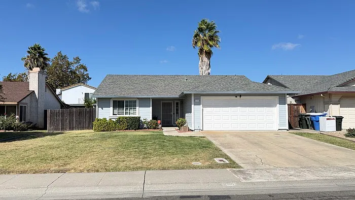 3 bed, 2.0 bath, 1162 sqft, $2,395 — Photo 1