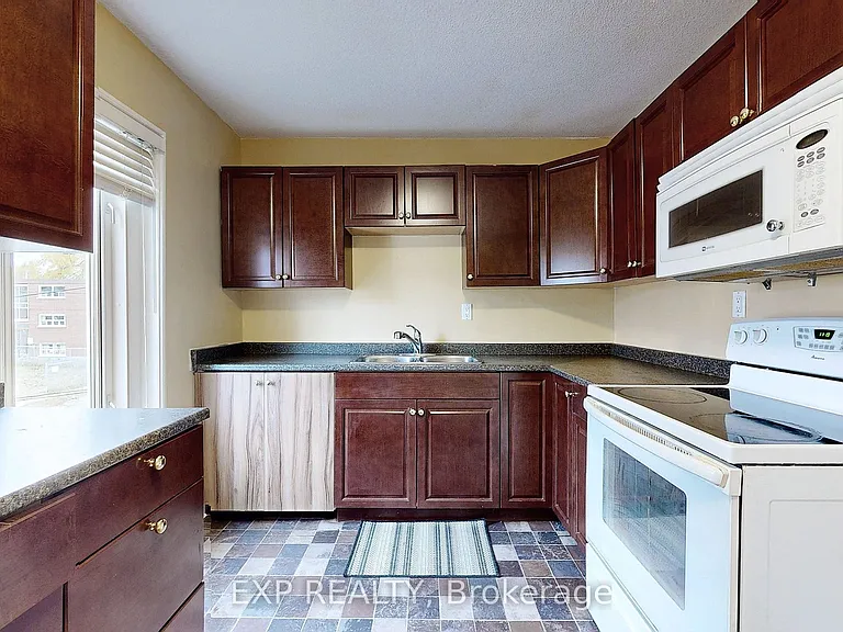 15 Colborne St E — Photo 14