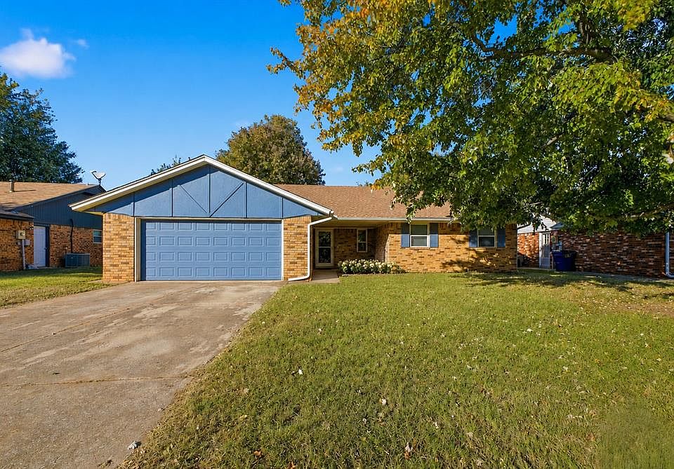 1st image of 913 W Churchill Way