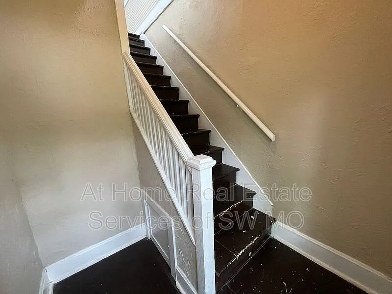 2 bed, 1.0 bath, 800 sqft, $855 — Photo 2