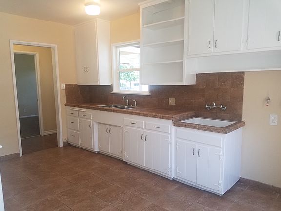 3rd image of 6507 Woodley Ave