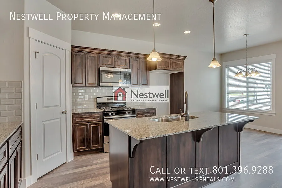 $300 off 1st month's rent - Gorgeous 4-bed Townhome in Herriman — Photo 3