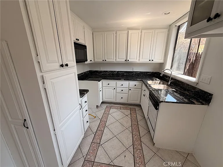 258 E Hill St — Photo 23