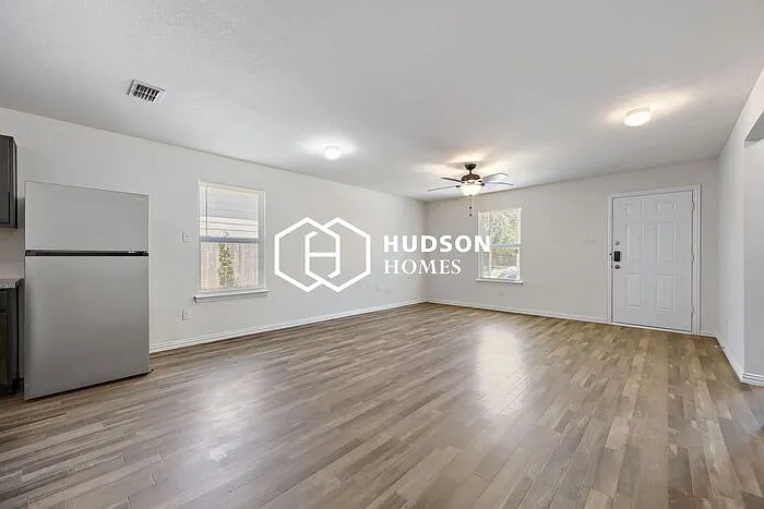 3 bed, 2.0 bath, 1090 sqft, $1,945 — Photo 4
