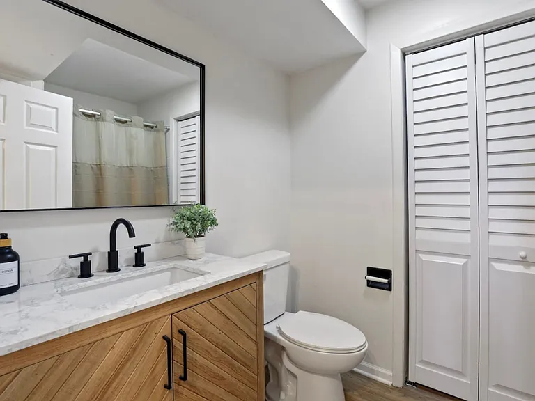 Honeywood Dr — Photo 24
